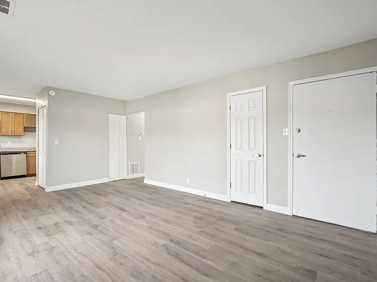 Charleston Square Apartments — Photo 9