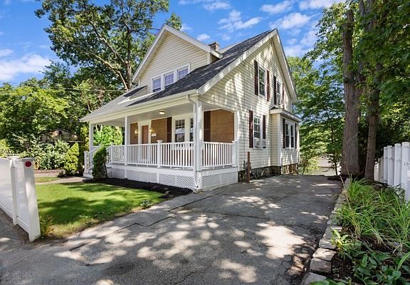 2nd image of 301 Lynnfield St