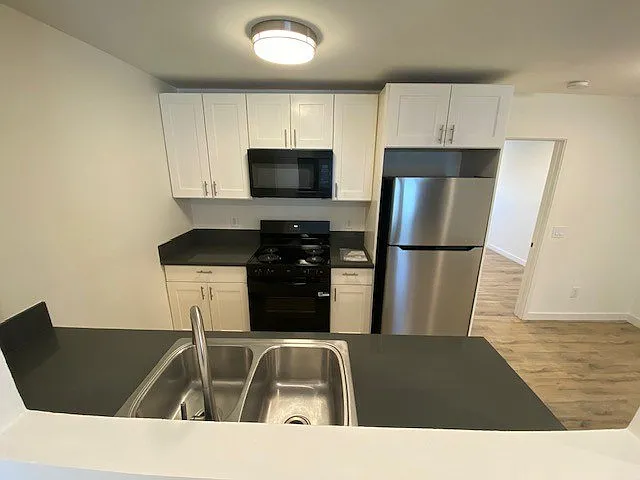 14153 Victory Blvd. — Photo 24