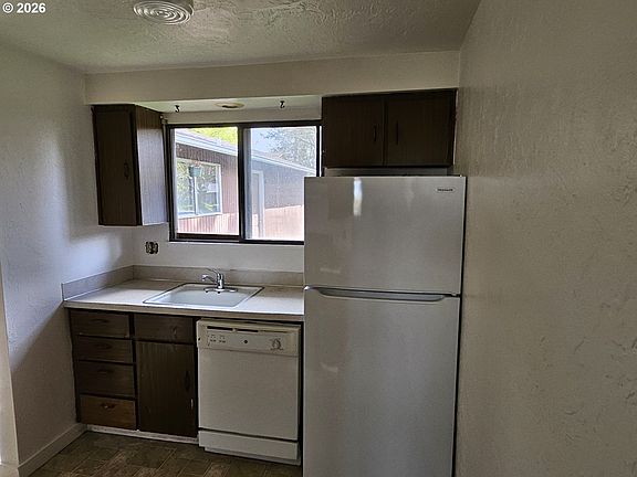 2nd image of 684/686 W Quinalt St