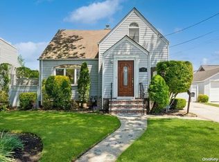 12 Emmett St, New Hyde Park, NY 11040