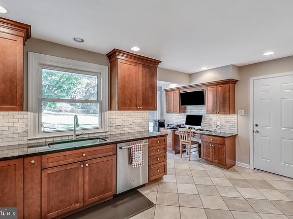 5th image of 109 Sheffield Dr