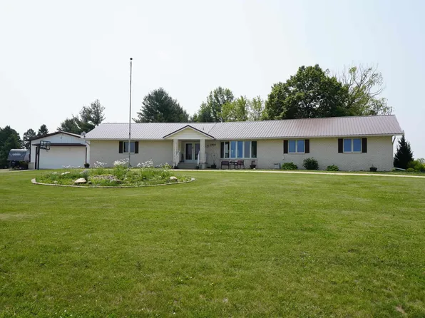2602 Wandering Acres Dr, Charles City, IA 50616