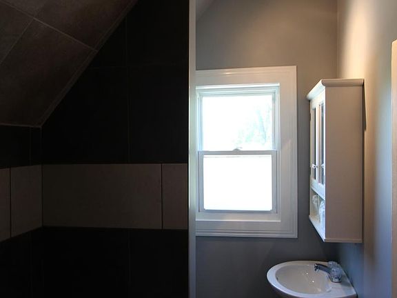 Bathroom (2nd level)