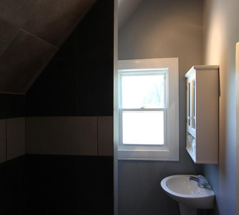 Bathroom (2nd level)