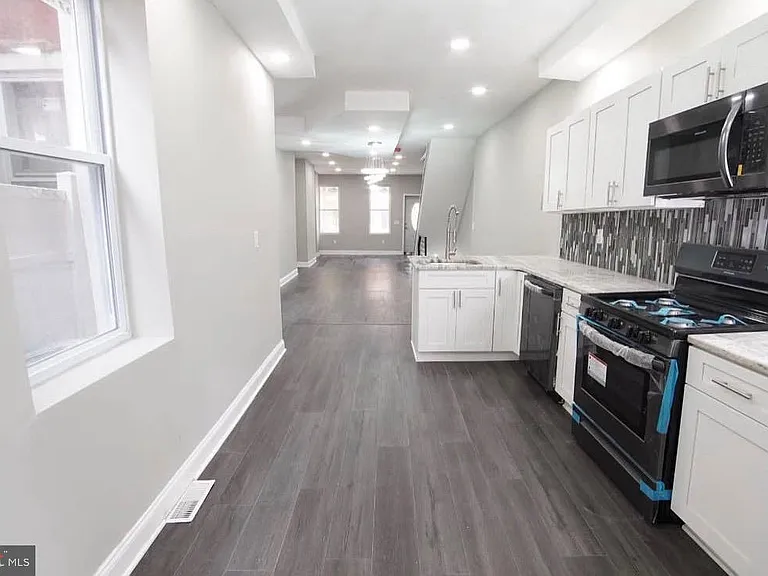 3040 W Berks St — Photo 1