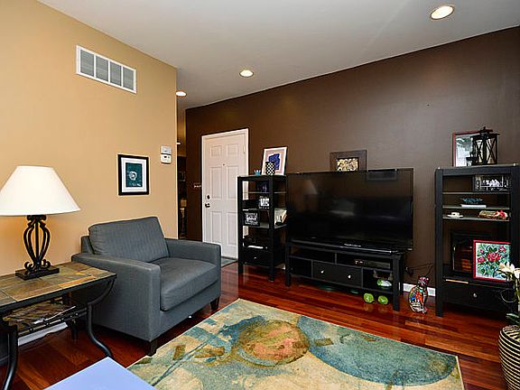 4th image of 1362 W Greenleaf Ave APT 1C