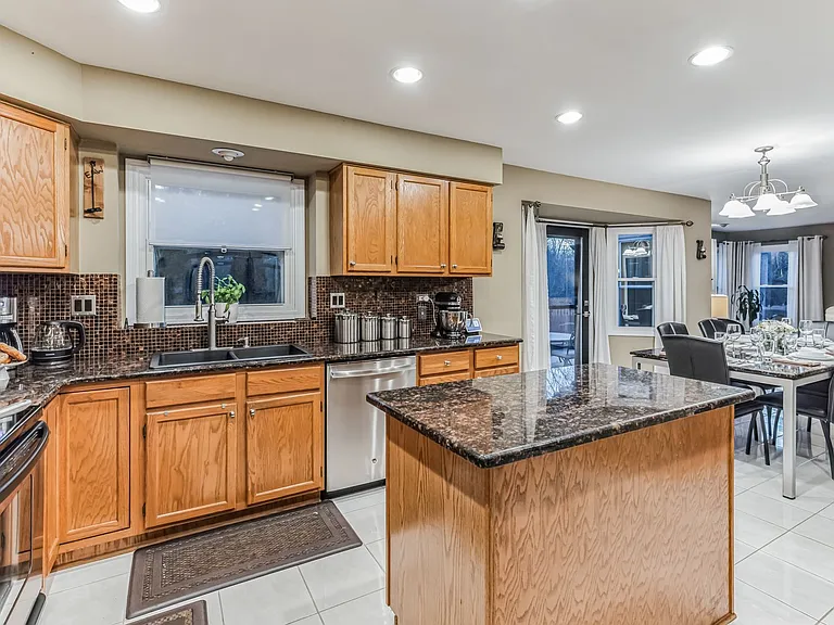 324 Chesapeake Ln — Photo 3