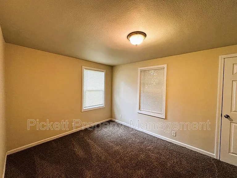 840 Maple Ave E — Photo 4
