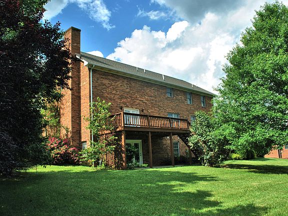 4th image of 910 Hillcrest Dr