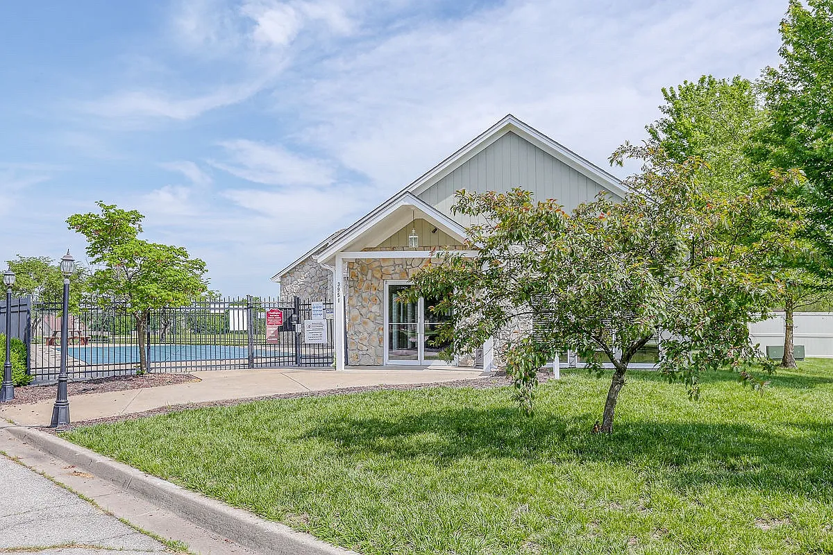 234 SW Chartwell Cir — Photo 4