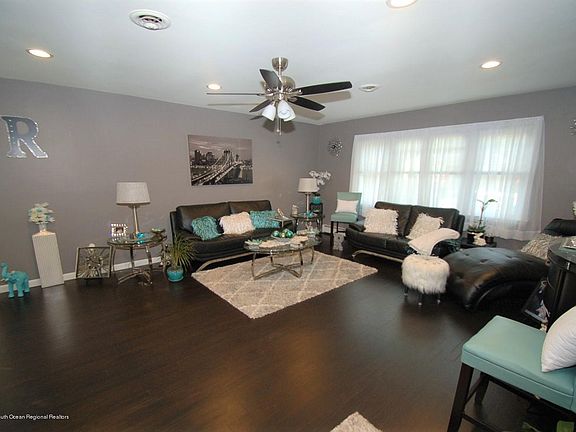 2nd image of 18 Concord Ln