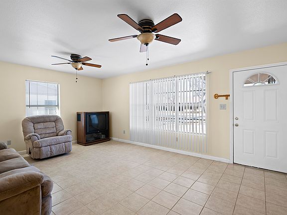 4th image of 810 W 3rd St