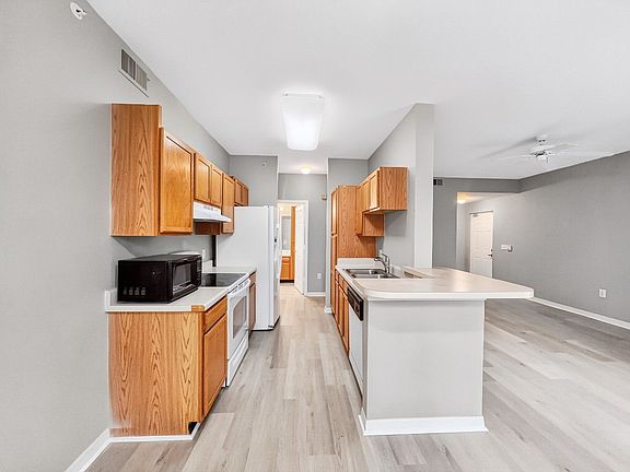 4th image of 7940 Preserve Cir APT 916