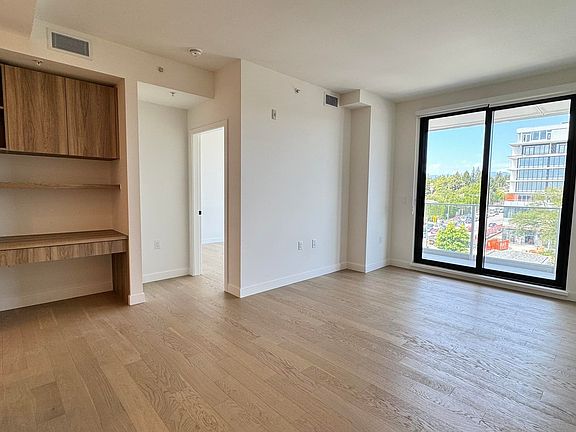 5th image of 8398 Oak St #605