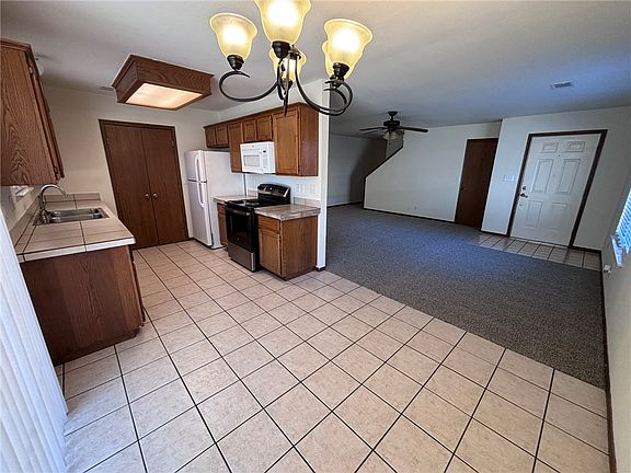 5th image of 822 & 824 N Daisy Ln