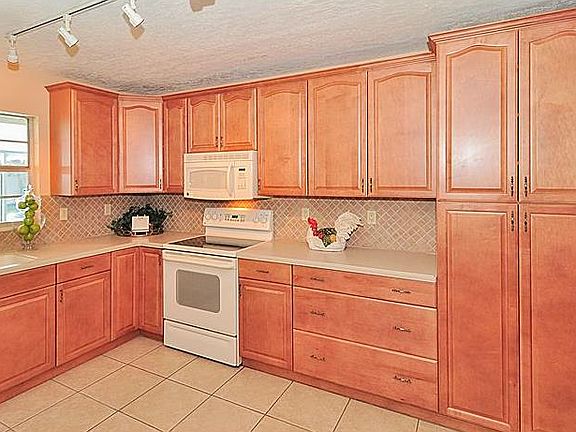 5th image of 7635 Village Green Dr