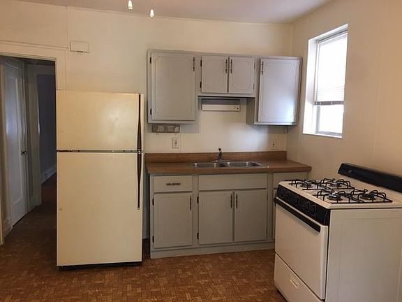 2nd image of 1404 N Woodlawn Ave #1N