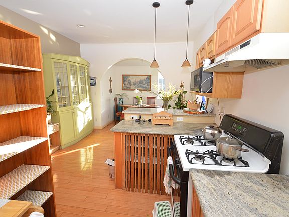 4th image of 828 Cortland Ave #828