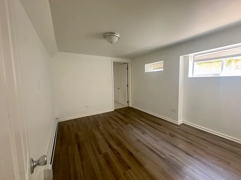 5718 W Melrose St — Photo 2