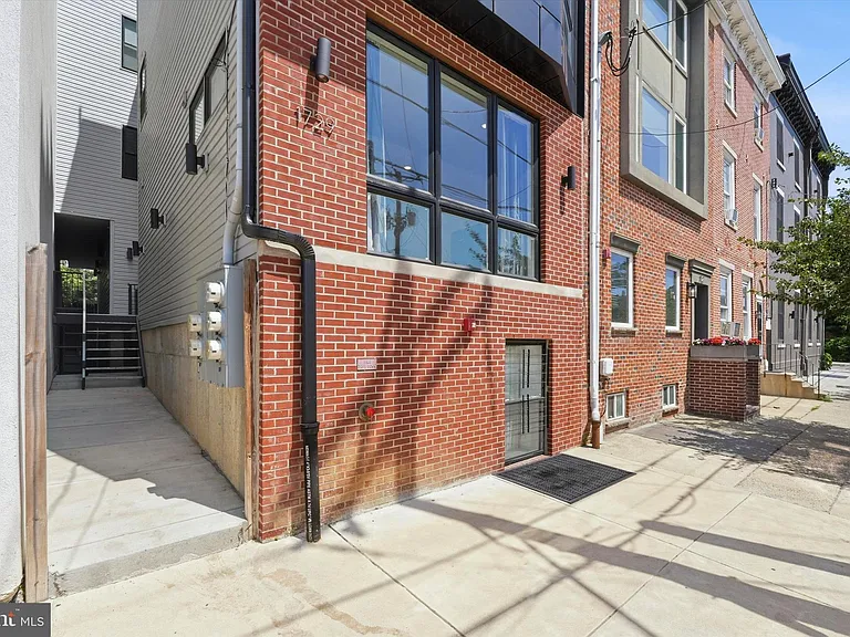 1729 Francis St #4 — Photo 2