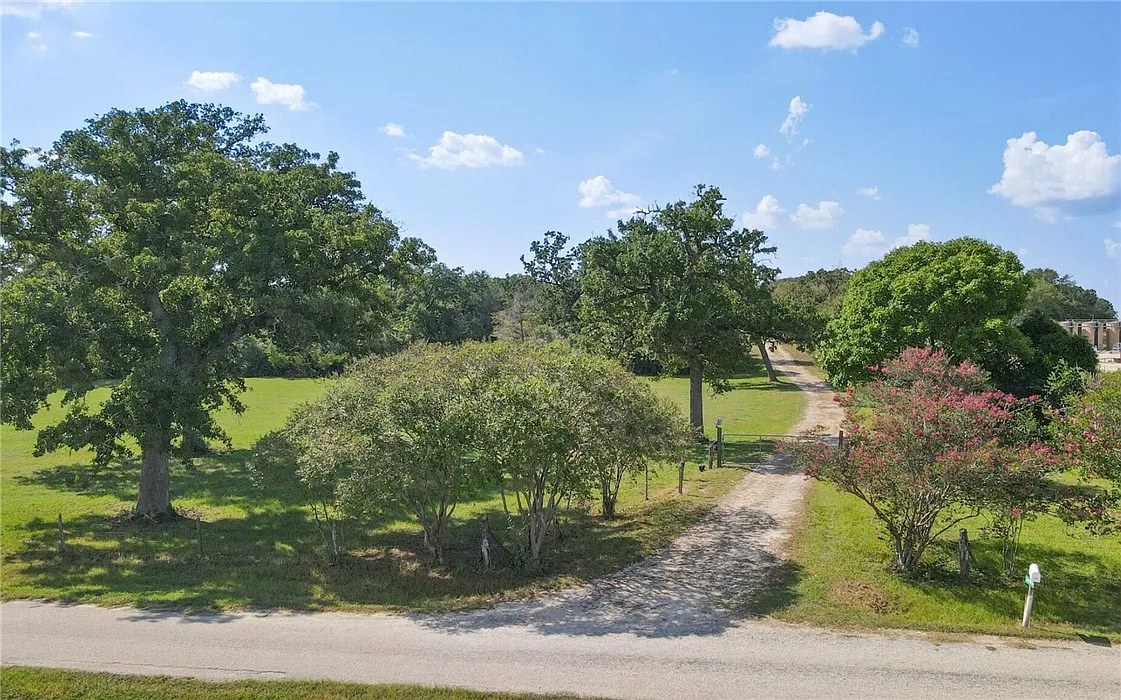 3 bed, 2040 sqft, $2,100 — Photo 2