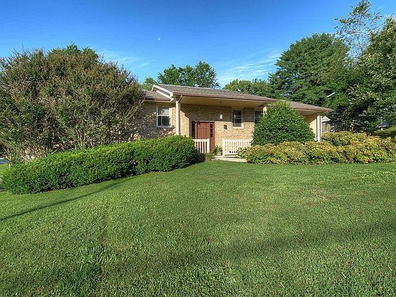 3rd image of 1308 Plantation Dr