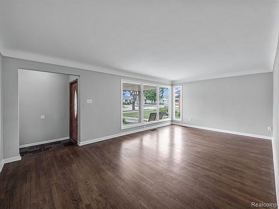 4th image of 24800 Templar Ave