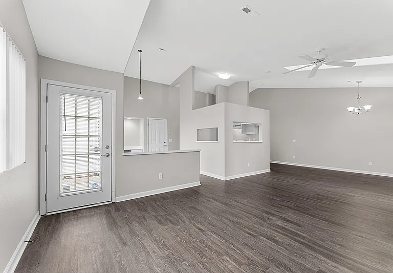 1009 Shadow Ln — Photo 5