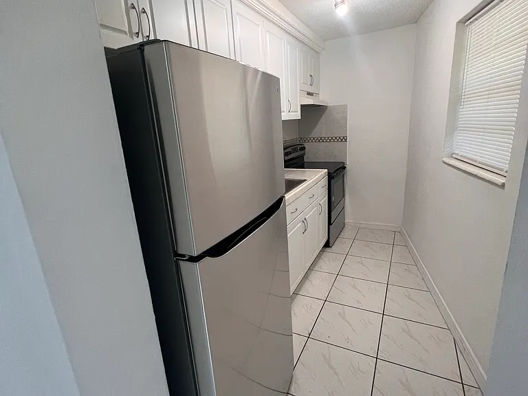 520 NE 38th St #6 — Photo 3