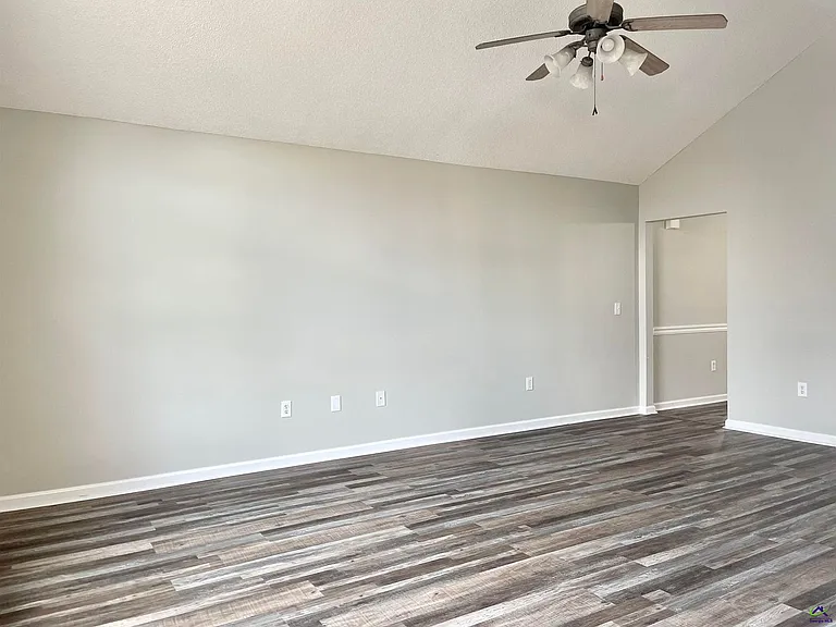 321 Deerfield Cir — Photo 5