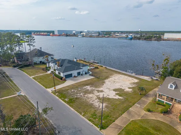 185 Bayou Cir, Gulfport, MS 39507