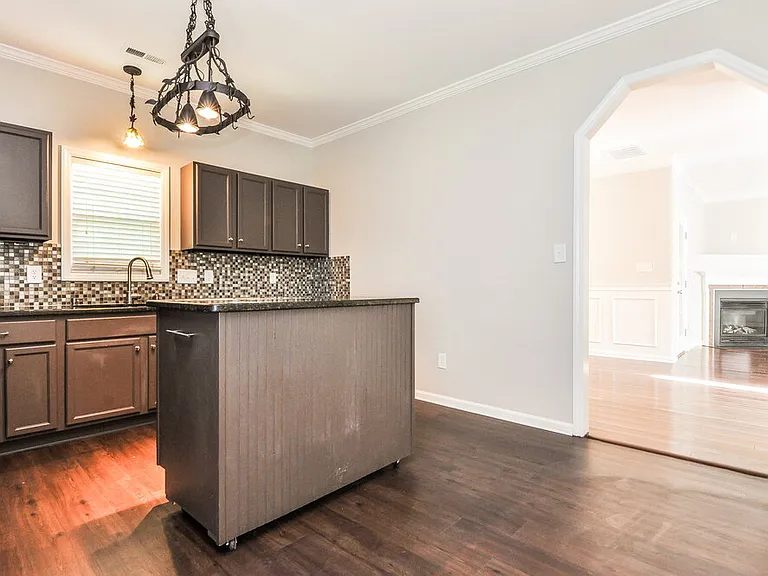 564 Hay River St — Photo 5