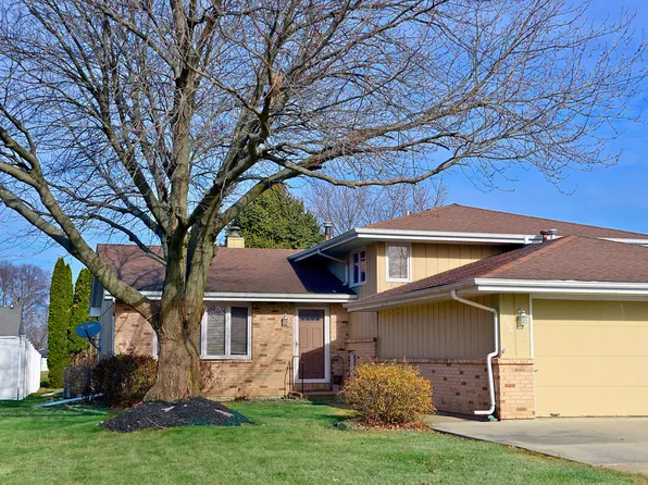 902 W McKinley Rd, Ottawa, IL 61350