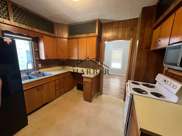 405 1st St SW, Austin, MN 55912