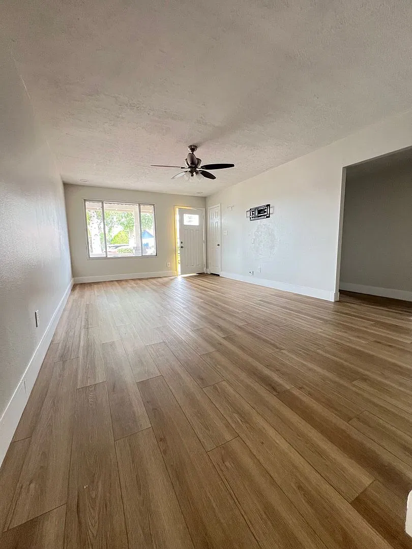 Charming Tempe ranch style home with excellent patio and backyard! — Photo 4