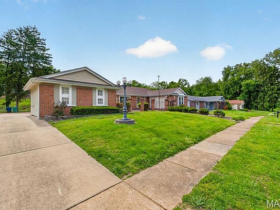 3rd image of 5 Blossomwood Ct