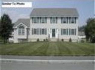 17 Cartpath Ln, Dracut, MA 01826