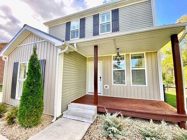 3 bed, 2.5 bath, 1600 sqft, $2,050 — Photo 2
