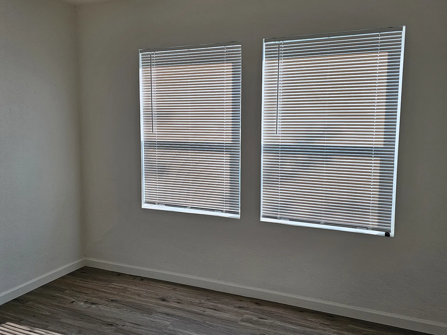 918 E Turney Ave — Photo 2