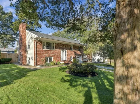 32 San Miguel Dr, Bristol, RI 02809