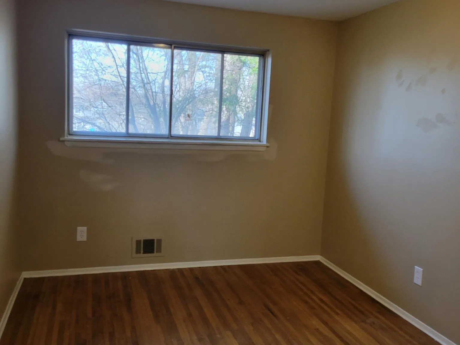 3 bed, 1050 sqft, $2,200 — Photo 4