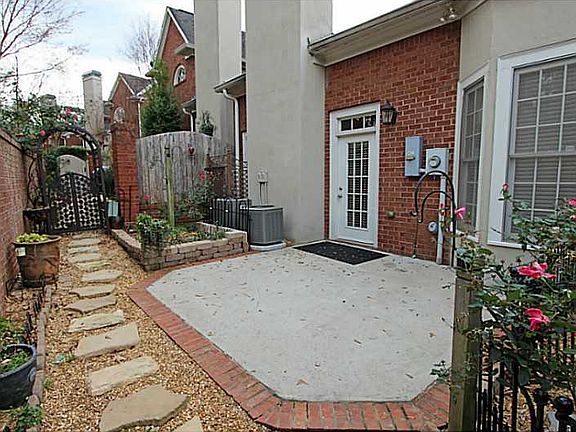 Private Cout yard Patio