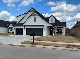 19121 E Ridge Line Rd, Catoosa, OK 74015