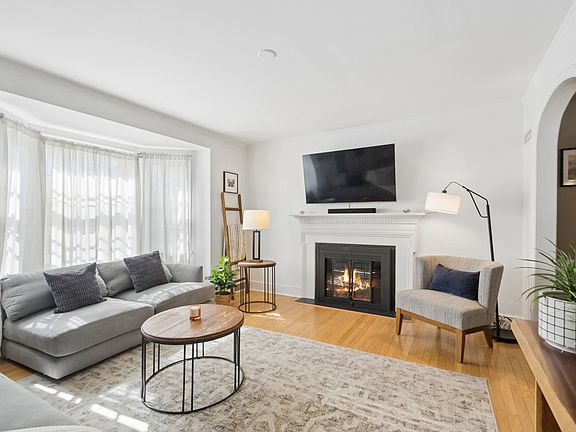 3rd image of 6418 N Le Mai Ave