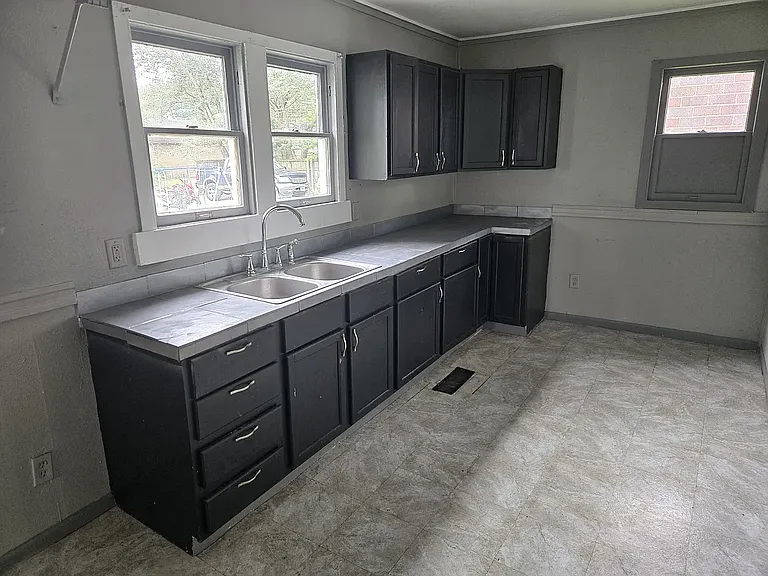 1512 E Bowman St — Photo 3