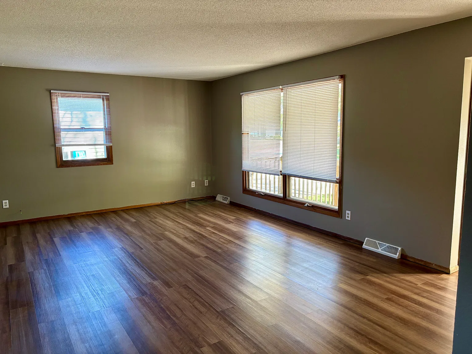 3 bed, 1.5 bath, 1972 sqft, $1,350 — Photo 3