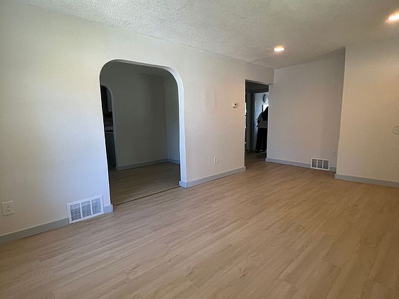 3rd image of 552 N Harris Rd