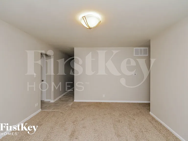823 Oriole Dr — Photo 4