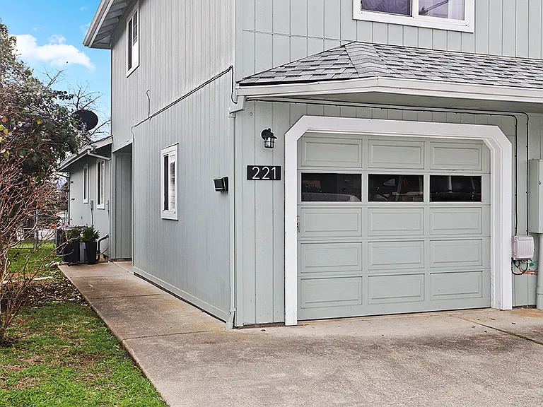 221 NE Steiger St #221 — Photo 22